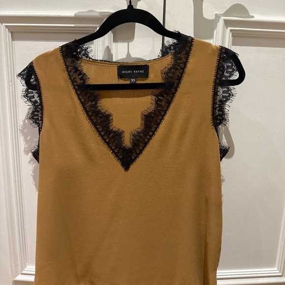 Avery Rayne Gold tank top - Picture 1 of 1